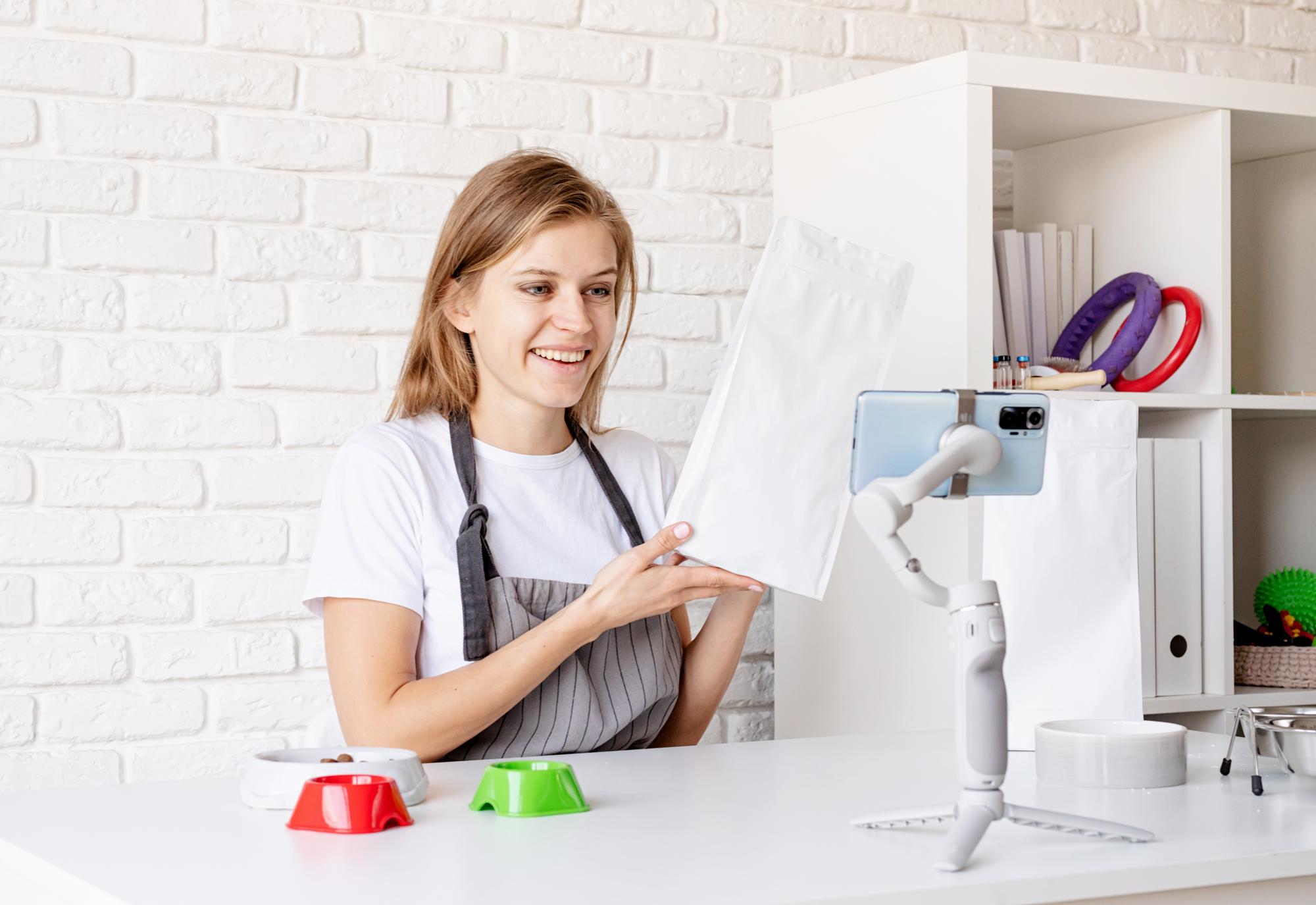 studente al lavoro su macchina da ricamo