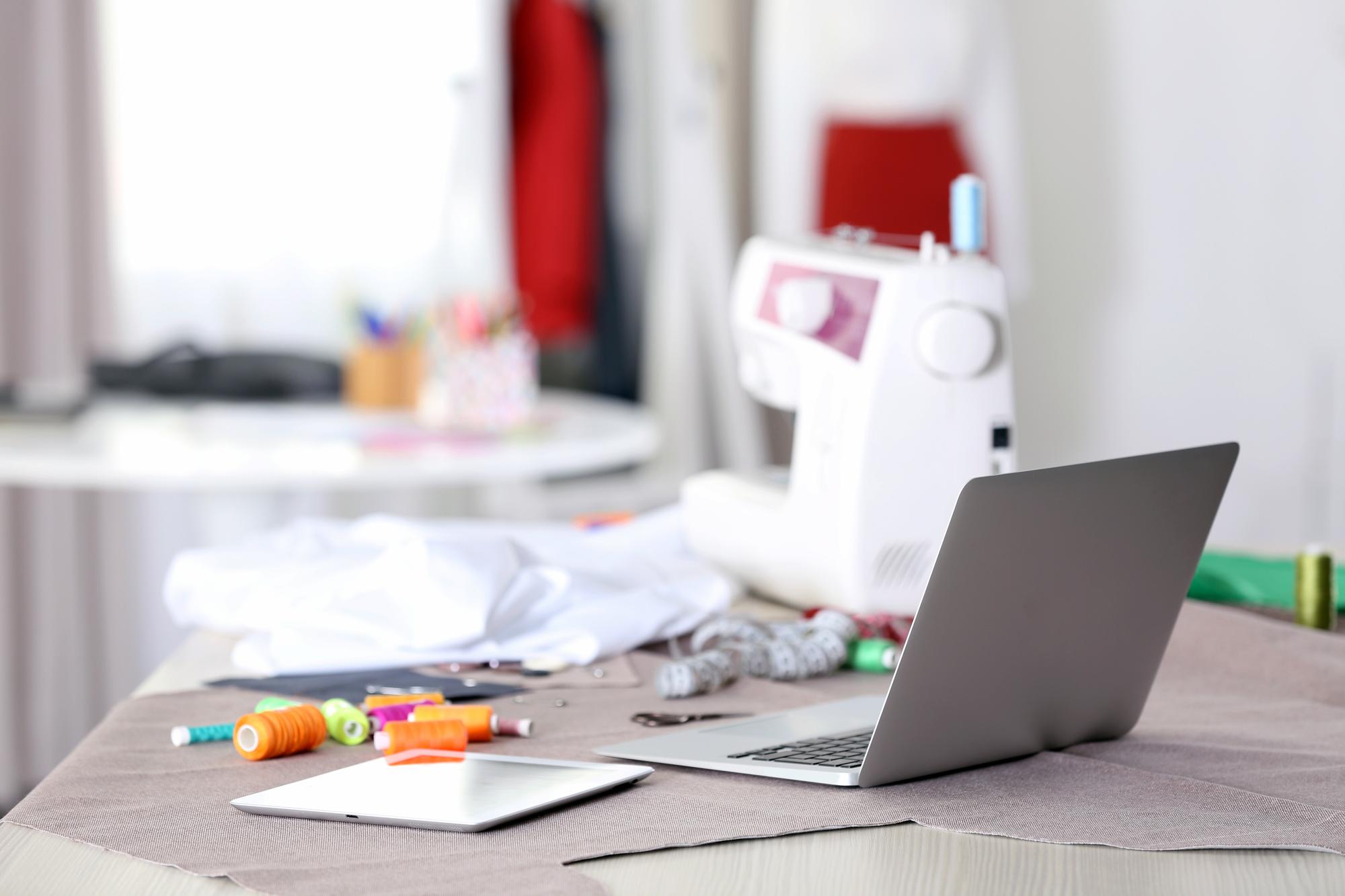 setup workstation con macchina per ricamo e laptop