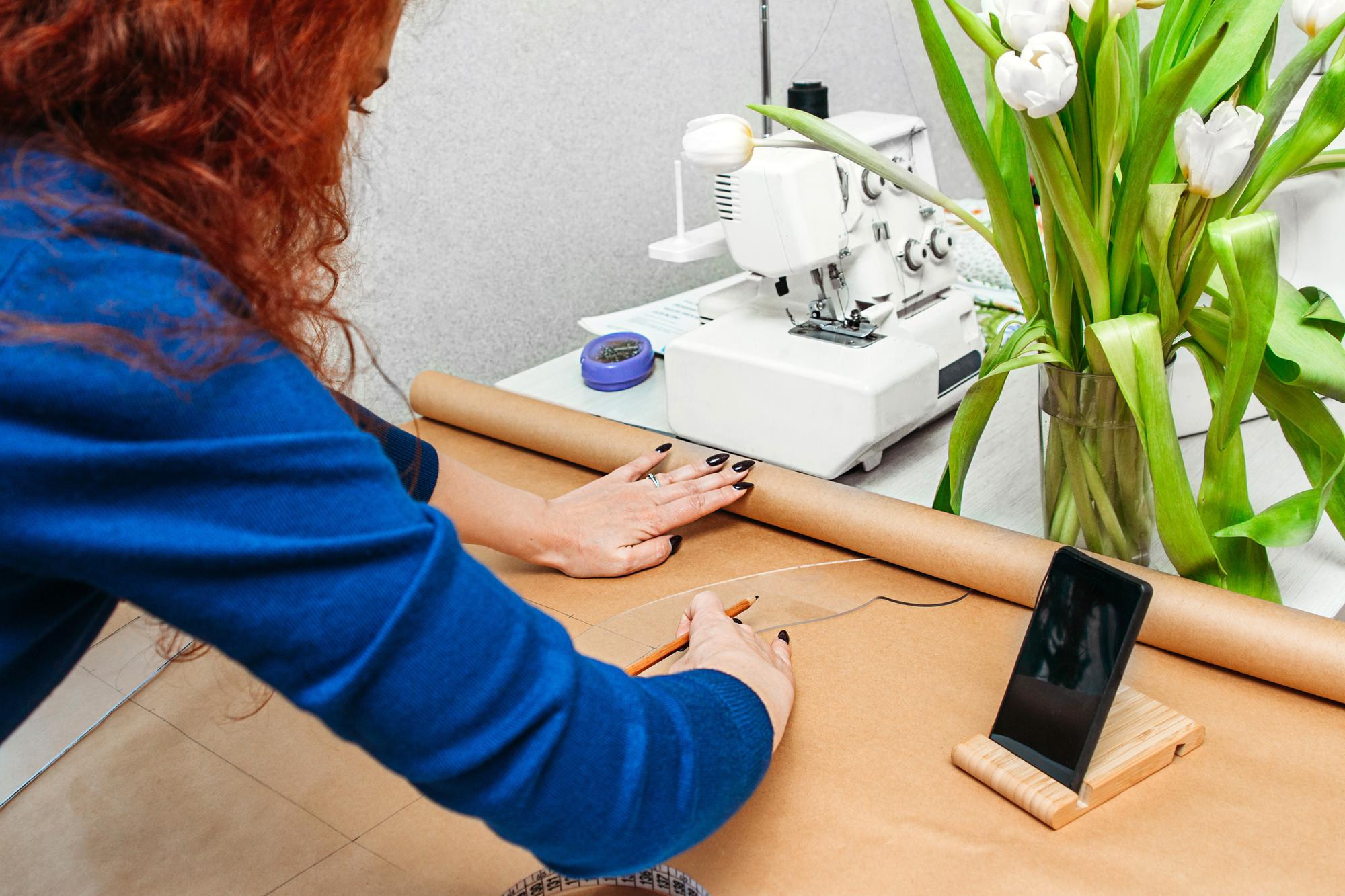 macchina per ricamo contemporanea su tavolo da lavoro